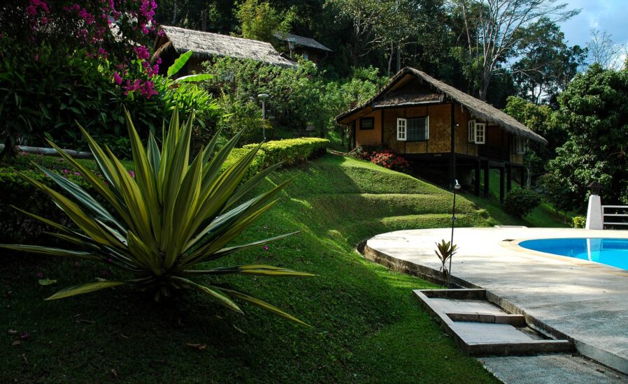 swimming-pool-202276_1920